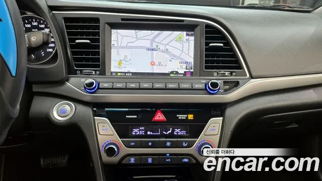 Hyundai AVANTE 2017 — фото 16