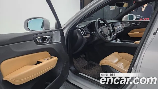 Volvo XC60 2022 — фото 10