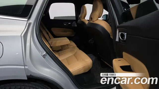 Volvo XC60 2022 — фото 12