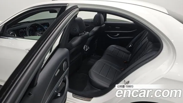 Mercedes-Benz E-Class 2023 — фото 13
