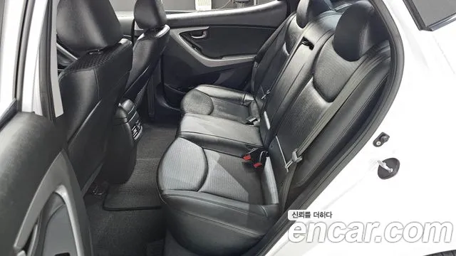 Hyundai AVANTE 2015 — фото 12