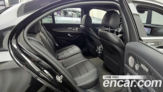 Mercedes-Benz E-Class 2021 — фото 12