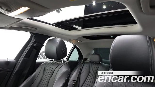 Mercedes-Benz E-Class 2019 — фото 20