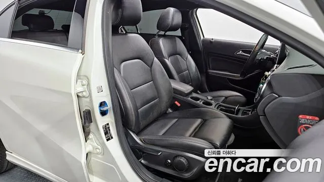 Mercedes-Benz A-Class 2016 — фото 10