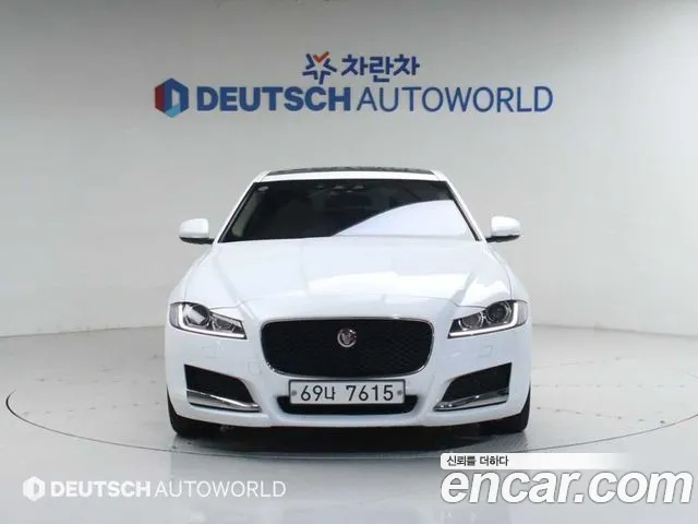 Jaguar XF 2018 — фото 3
