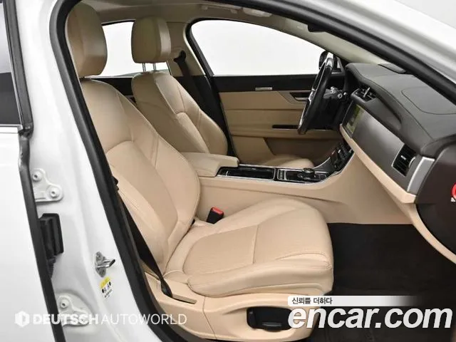 Jaguar XF 2018 — фото 10