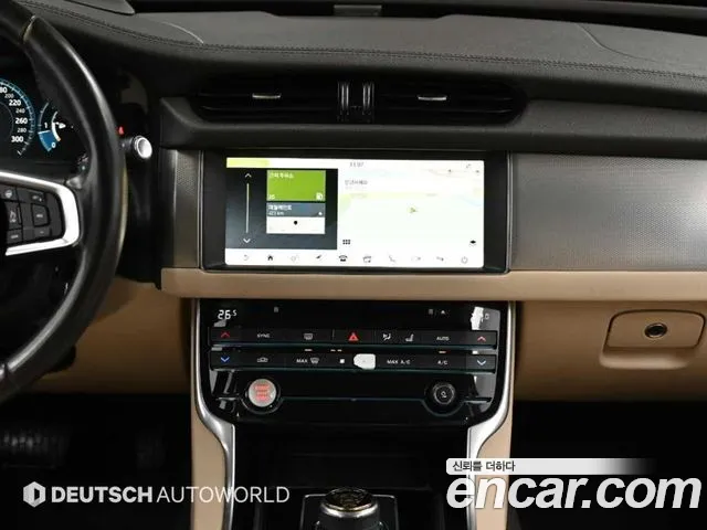 Jaguar XF 2018 — фото 14