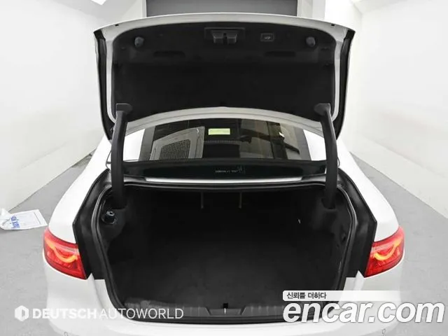 Jaguar XF 2018 — фото 19