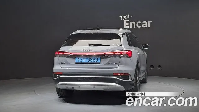 Audi Q4 e-tron 2023 — фото 4