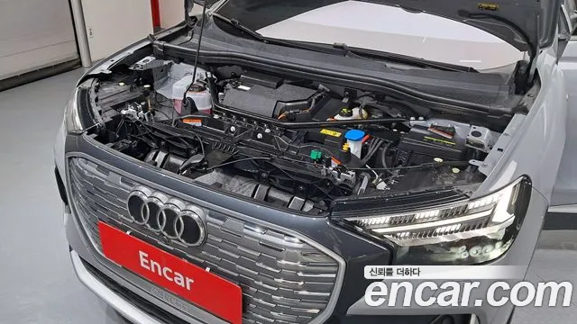 Audi Q4 e-tron 2023 — фото 6