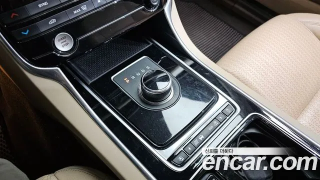 Jaguar XF 2018 — фото 9