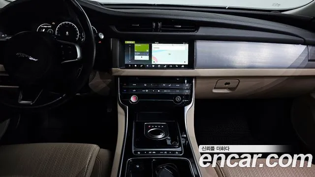 Jaguar XF 2018 — фото 14
