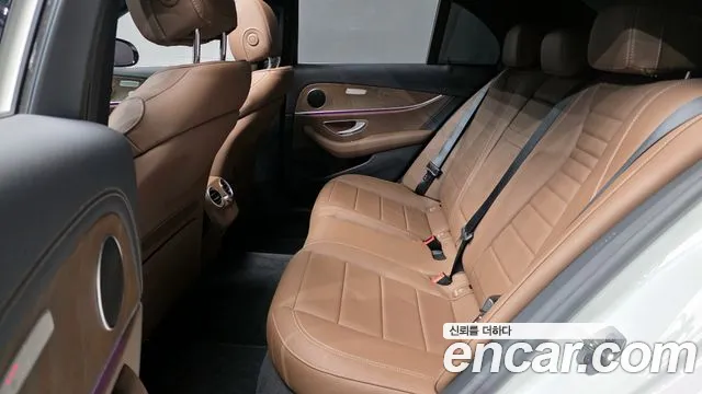 Mercedes-Benz E-Class 2022 — фото 12