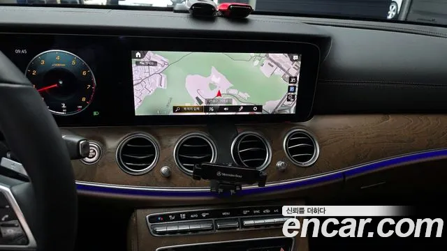 Mercedes-Benz E-Class 2022 — фото 14