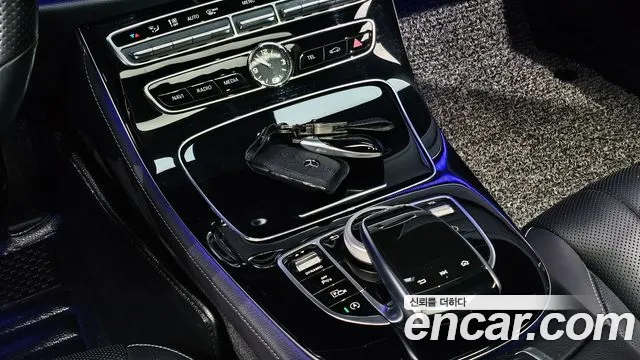Mercedes-Benz E-Class 2017 — фото 17