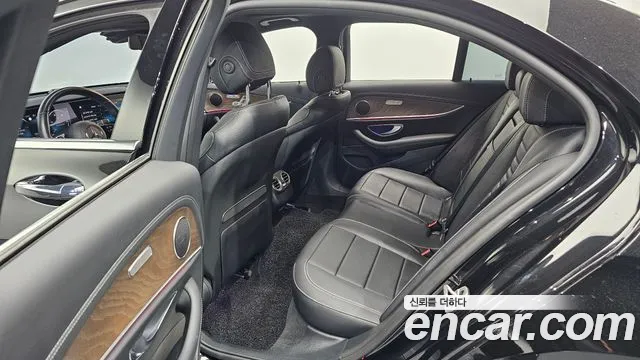 Mercedes-Benz E-Class 2022 — фото 11