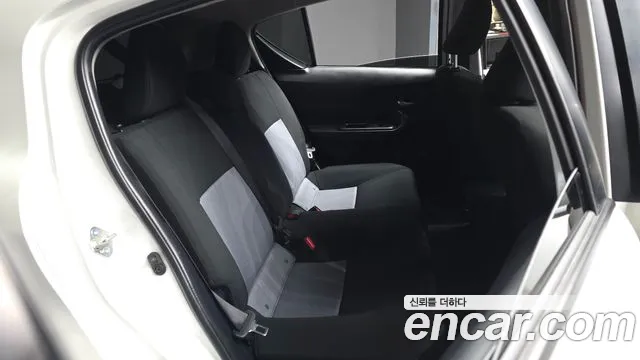 Toyota Prius 2019 — фото 12