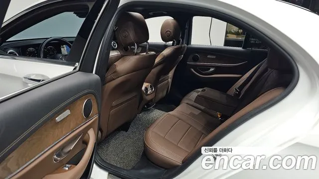 Mercedes-Benz E-Class 2021 — фото 12