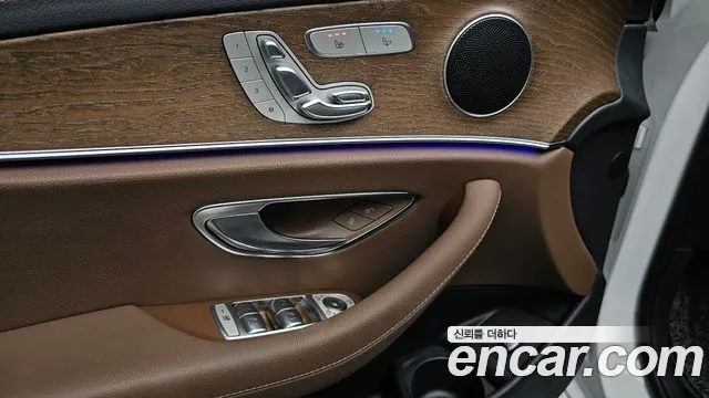 Mercedes-Benz E-Class 2021 — фото 18