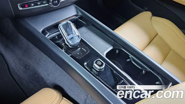 Volvo XC60 2022 — фото 9