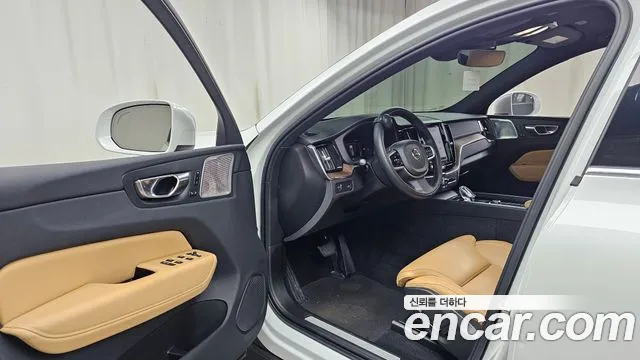 Volvo XC60 2022 — фото 10