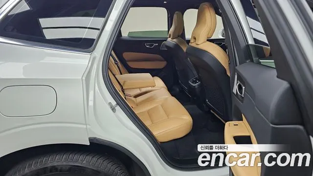 Volvo XC60 2022 — фото 12