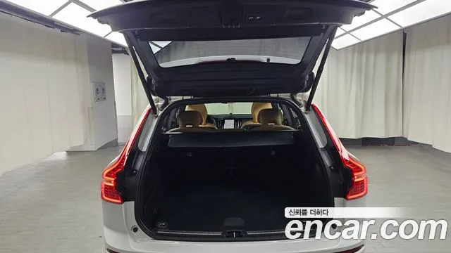 Volvo XC60 2022 — фото 20