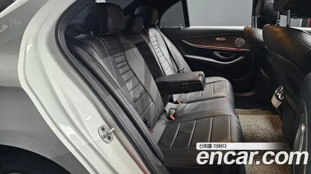 Mercedes-Benz E-Class 2021 — фото 12