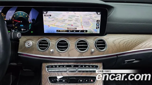 Mercedes-Benz E-Class 2021 — фото 14