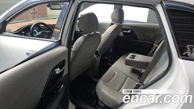 Kia Niro 2018 — фото 11