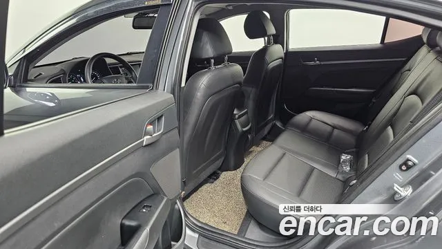Hyundai AVANTE 2018 — фото 11