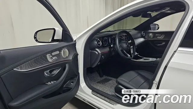 Mercedes-Benz E-Class 2023 — фото 10