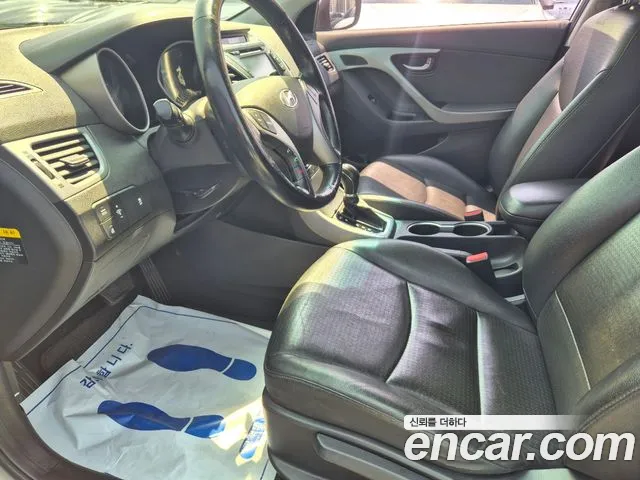 Hyundai AVANTE 2015 — фото 16