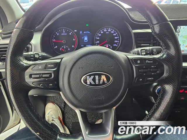 Kia Stonic 2018 — фото 11