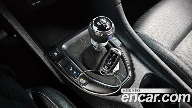 Hyundai Veloster 2022 — фото 9