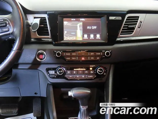 Kia Niro 2017 — фото 11