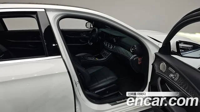 Mercedes-Benz E-Class 2021 — фото 15