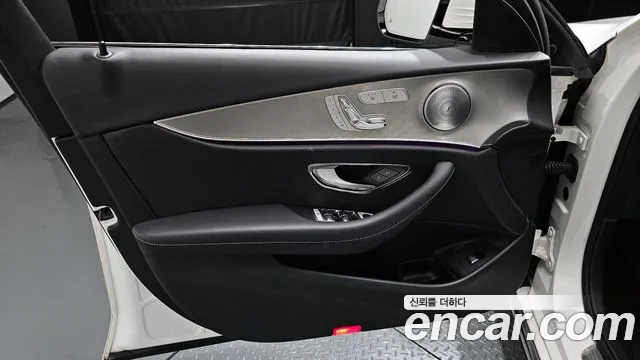 Mercedes-Benz E-Class 2018 — фото 14