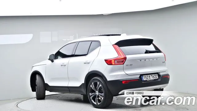 Volvo XC40 2021 — фото 4
