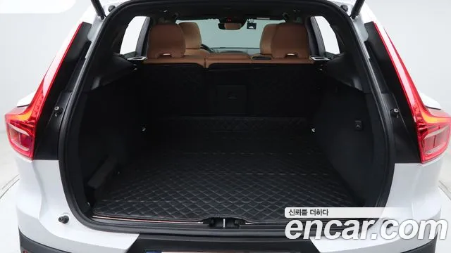 Volvo XC40 2021 — фото 12