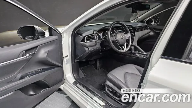 Toyota Camry 2018 — фото 10