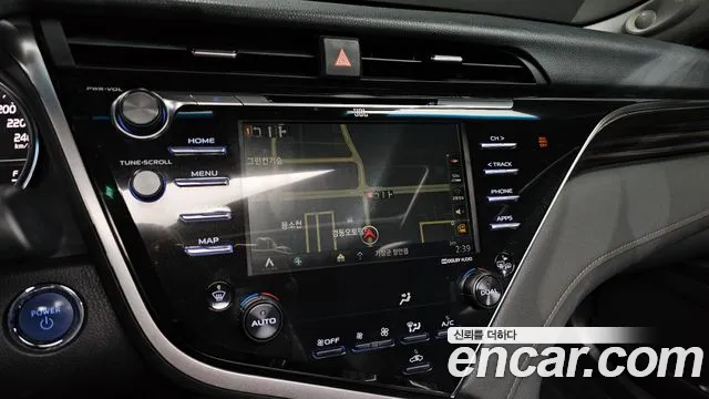 Toyota Camry 2018 — фото 16
