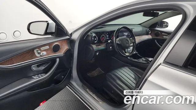 Mercedes-Benz E-Class 2017 — фото 10