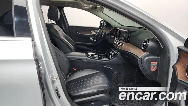 Mercedes-Benz E-Class 2017 — фото 11