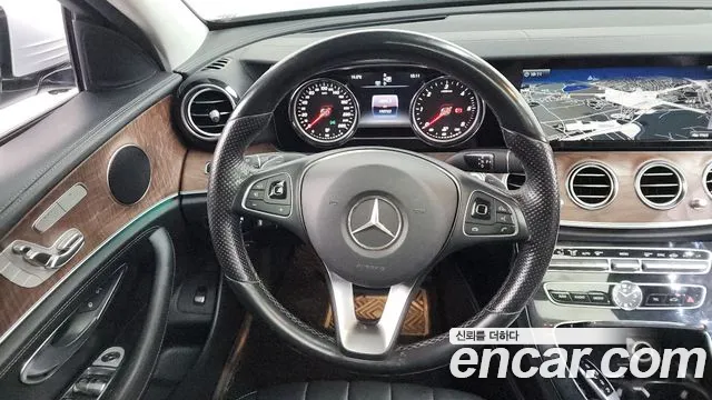 Mercedes-Benz E-Class 2017 — фото 12