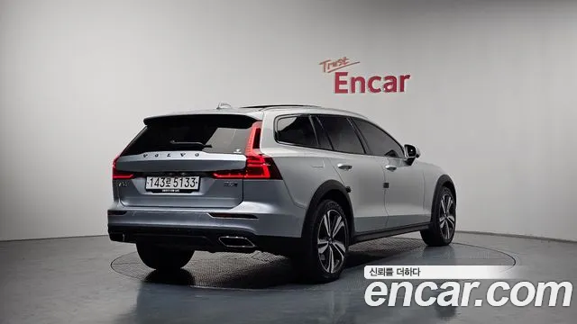 Volvo V60 2021 — фото 2