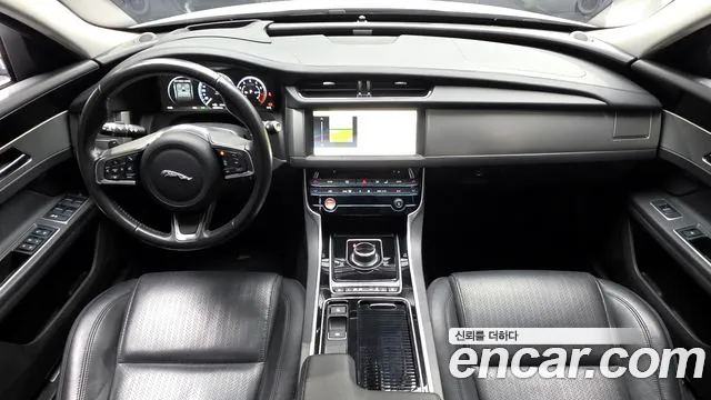 Jaguar XF 2018 — фото 10