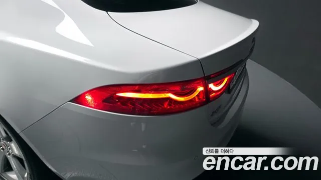 Jaguar XF 2018 — фото 9