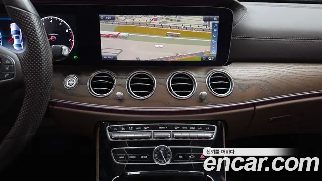 Mercedes-Benz E-Class 2018 — фото 17