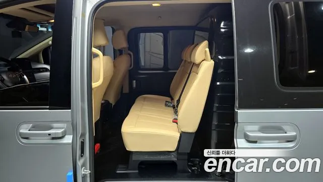 Hyundai Staria 2023 — фото 11